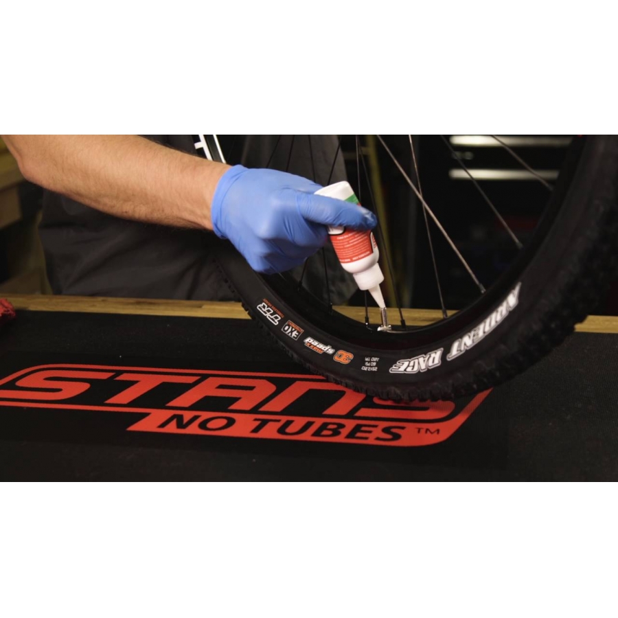 



El líquido de tubeless antipinchazos Stan's NoTubes de 59 ml se mantiene hasta los 7 meses para ofrecer una protección duradera. La fórmula Premium de baja viscosidad resiste la congelación para trabajar en ambientes muy fríos.



